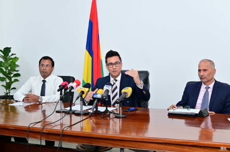 The Minister of Housing and Lands, Mr Shakeel Ahmed Yousuf Abdul Razack Mohamed, held a press conference, today in Ebène, to outline the details of the newly approved ‘Rent-to-Own’ housing scheme, which aims to assist vulnerable Mauritians who are  not able to qualify for traditional housing loans and financing facilities.